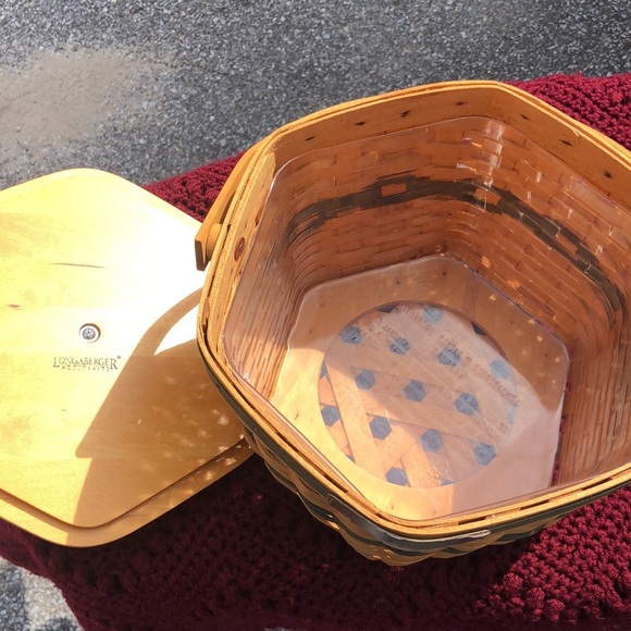 1997 Snowflake Basket w Lid - Picture 2 of 3